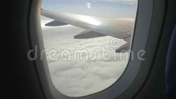 空中飞机飞越云层视频的预览图