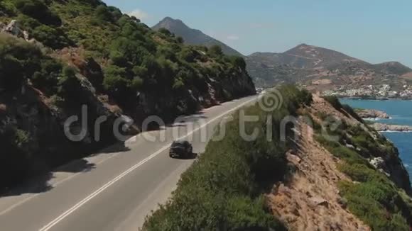 在靠近海洋的道路上红色汽车车道的俯视图空中无人机拍摄的汽车在海滩和海岸罗阿德视频的预览图