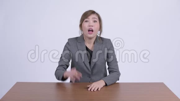一位严肃的亚洲女商人手指在书桌上视频的预览图
