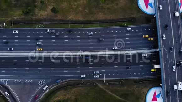 高速公路的鸟瞰图相机右移许多汽车在10车道的高速公路上行驶视频的预览图