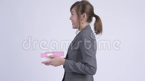 年轻快乐的亚洲女商人赠送礼品盒简介视频的预览图