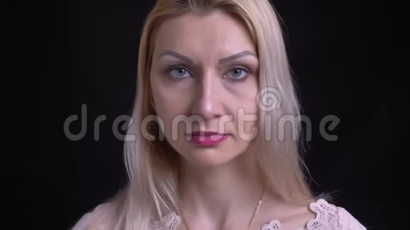 近景拍摄中年白种人女性金发直视镜头背景与隔离视频的预览图