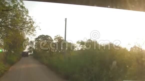 绿草树木环绕的棕色地面道路视频的预览图