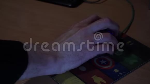 一只长长的可怕的丑陋的手和一只电脑老鼠在肮脏的地毯上工作视频的预览图