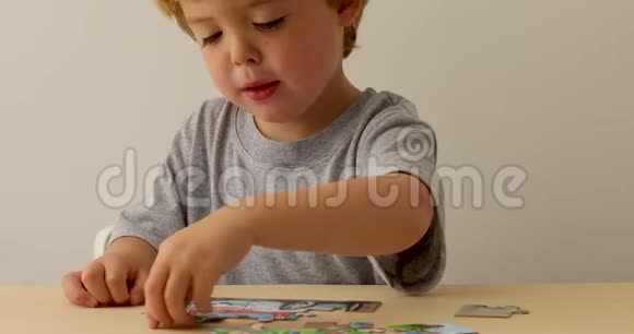 玩拼图的小男孩视频的预览图