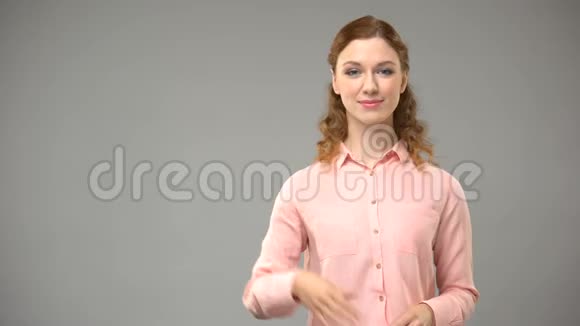 聋哑妇女打招呼asl老师用手语显示单词辅导视频的预览图