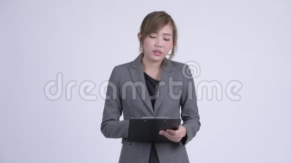 年轻快乐的亚洲女商人手持剪贴板鞠躬视频的预览图