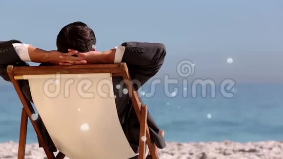 白种人坐在海边的躺椅上用泡泡灯制作动画视频的预览图