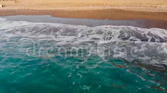 沙滩上的蓝色海浪视频的预览图