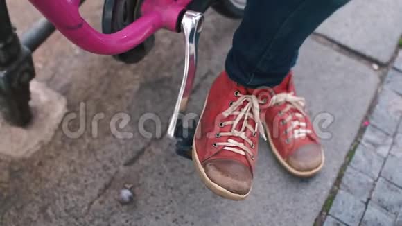 腿的特写一条腿在自行车的踏板上视频的预览图