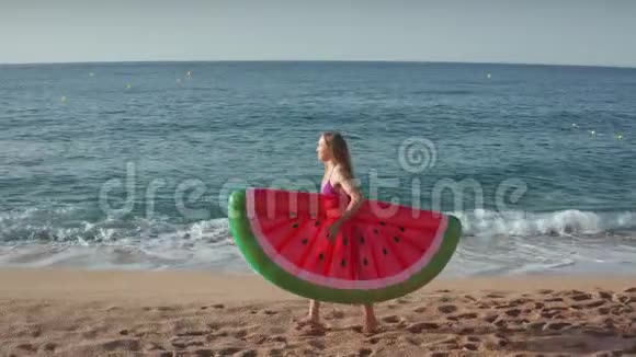 穿着比基尼在沙滩上散步的美女视频的预览图