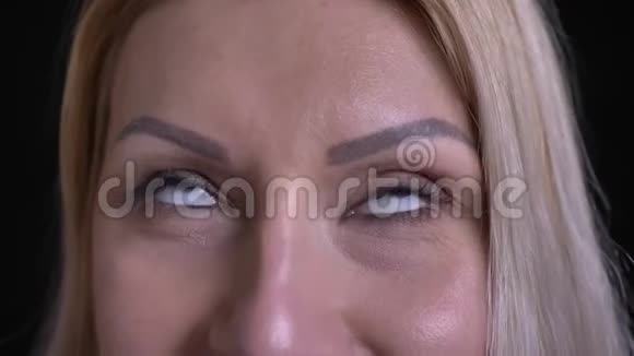 中年白种人女性面部特写镜头灰色眼睛直视镜头面带微笑视频的预览图