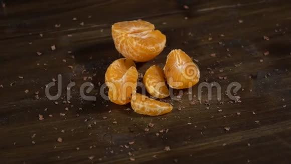 巧克力落在木头棕色桌子上的新鲜橙色普通话上视频的预览图