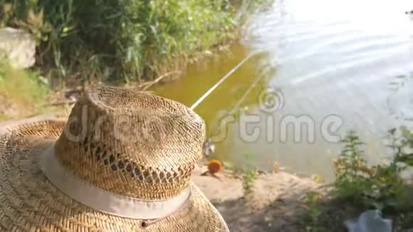 渔夫看着水盆的距离等着鱼去钓视频的预览图
