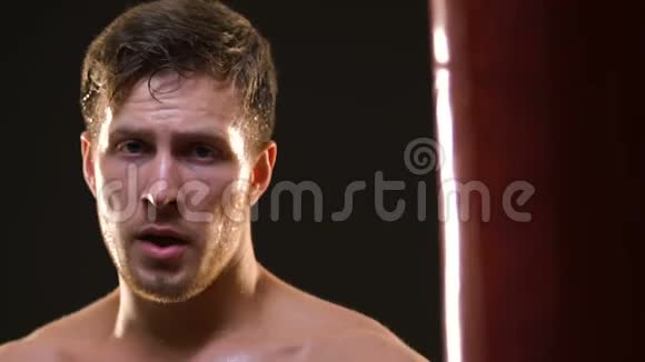 运动训练后力量训练目标设定拳击手深呼吸视频的预览图