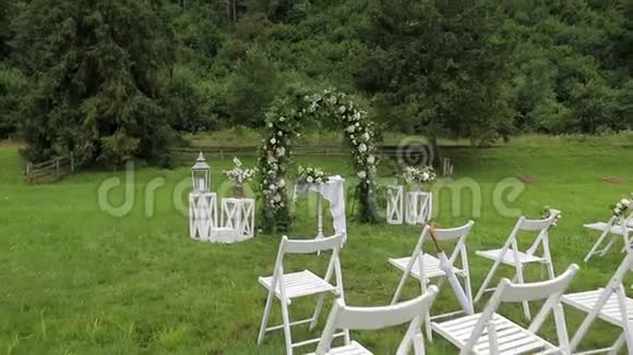 在草坪上举行婚礼视频的预览图