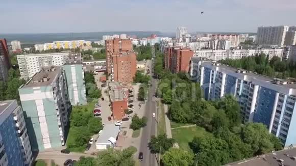 无人机在俄罗斯的现代城市上空飞行展现了城市风貌视频的预览图