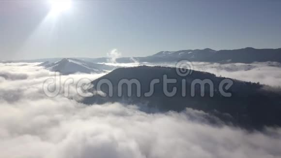 美丽的风景山峰覆盖着雪和云视频的预览图