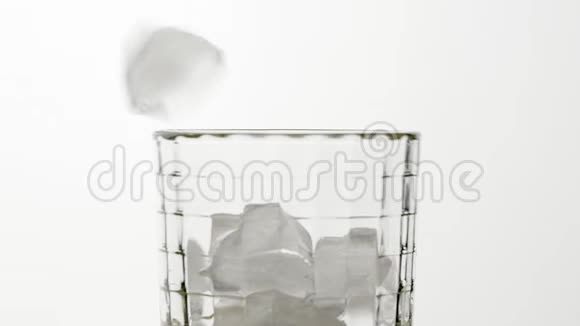 在一个透明的玻璃里放冰视频的预览图
