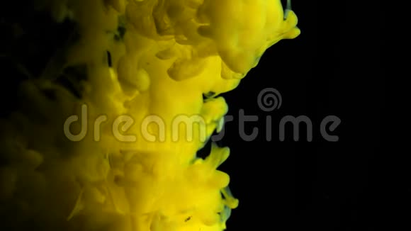 实拍黄漆在水中缓慢运动反转墨水在水下旋转孤立的墨水碰撞云视频的预览图