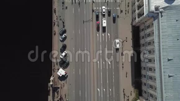 从飞机上可以看到梅加波利斯河附近的一条公路那里有很多汽车在交通中行驶视频的预览图