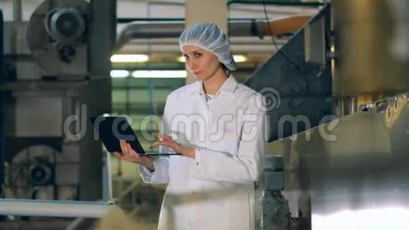 女专家正在工厂的一台笔记本电脑上工作视频的预览图