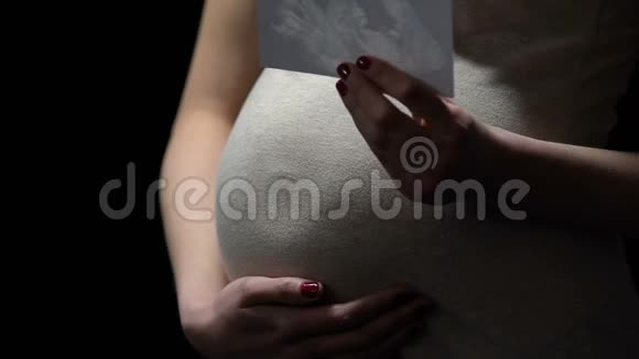 显示超声波图像的快乐孕妇产前护理健康婴儿视频的预览图