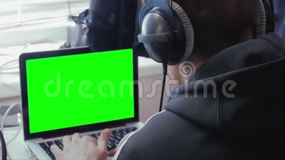 戴着绿屏耳机的男人视频的预览图