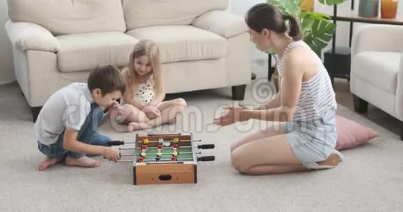一家人在家打足球视频的预览图