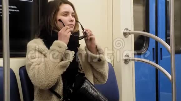 火车上的那个女人用电话视频的预览图