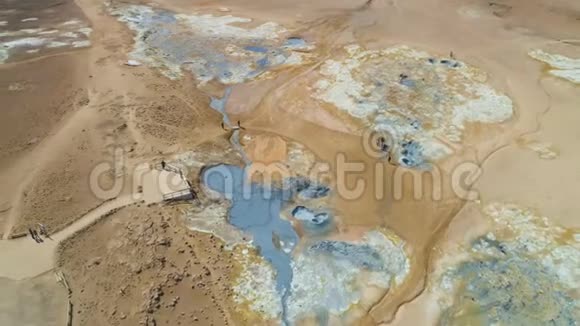 高压地热区和硫磺池冰岛鸟瞰图视频的预览图
