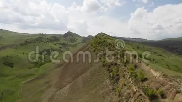 高加索山脉史诗无人驾驶飞机时间推移山和格鲁吉亚山谷美景自然4k25fps视频的预览图
