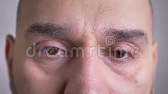 中年白种人男性面部特写镜头棕色眼睛直视镜头面部中性视频的预览图