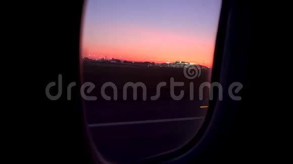 飞机在日落时起飞从飞机窗口观看视频的预览图