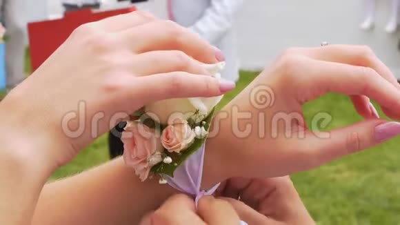 在婚礼庆典上系好手腕花束视频的预览图