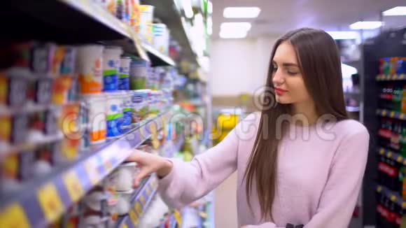 女人在超市选择酸奶视频的预览图