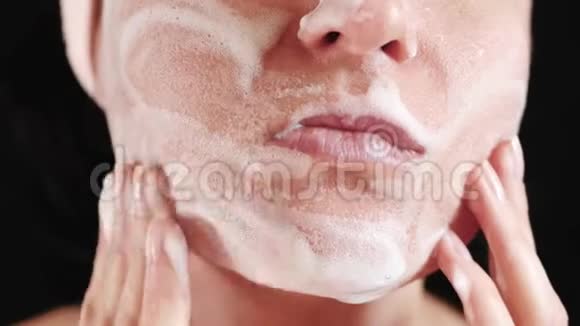 女人脸特写女孩用清洁剂按摩她面部护肤美容理念视频的预览图