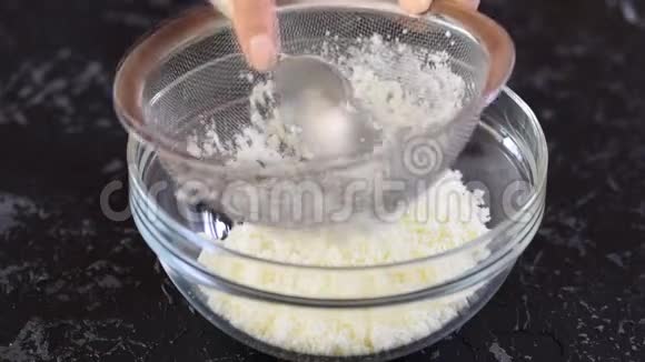 女人糕点厨师蘸奶酪通过一个筛子视频的预览图