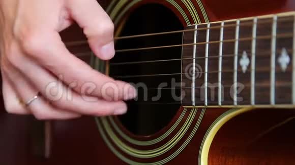 女表演者用吉他演奏关闭视频的预览图