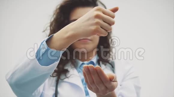 好开心的少女医生特写一只手拿着药丸另一只手扔着很长的黑色视频的预览图