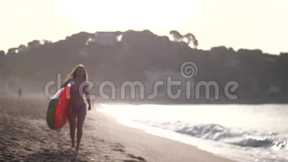 穿比基尼在海边散步的美女视频的预览图