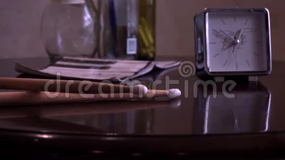 鼓棒是从桌子上拿出来的背景是酒精瓶笔记手表视频的预览图