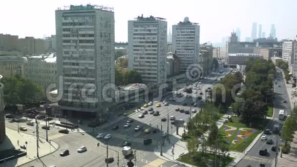 汽车在莫斯科路上行驶从上面看在大楼和广场周围视频的预览图