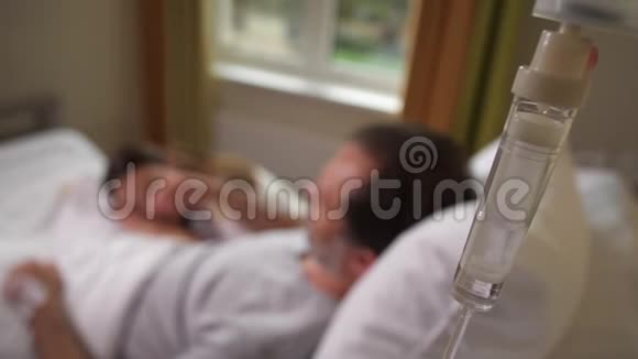 病人在医院里抚摸着熟睡的妻子的头视频的预览图