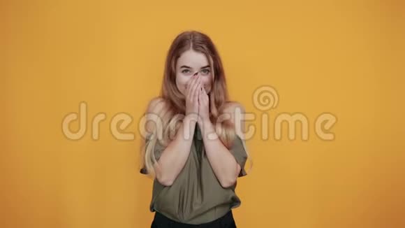 年轻女子做胜利者的手势把拇指放在下巴下面庆祝概念视频的预览图