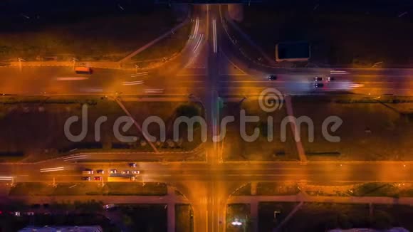 在照明的道路交叉路口夜间车辆通行城市公路交汇处视频的预览图