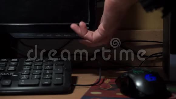 办公室工作人员的日常工作打开电脑显示器的人的弯镜头电线键盘鼠标职场背景视频的预览图