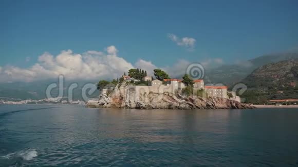 斯维蒂斯特凡岛在一个美丽的夏日从海上观看黑山视频的预览图