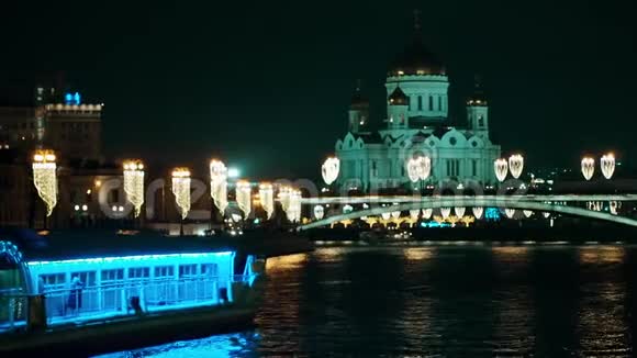 一艘被霓虹灯点亮的船漂浮在莫斯科河的夜晚视频的预览图