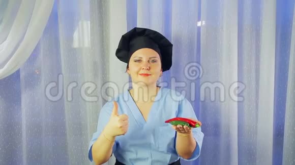 女人穿着围裙做饭微笑着手里拿着辣椒展示课堂视频的预览图
